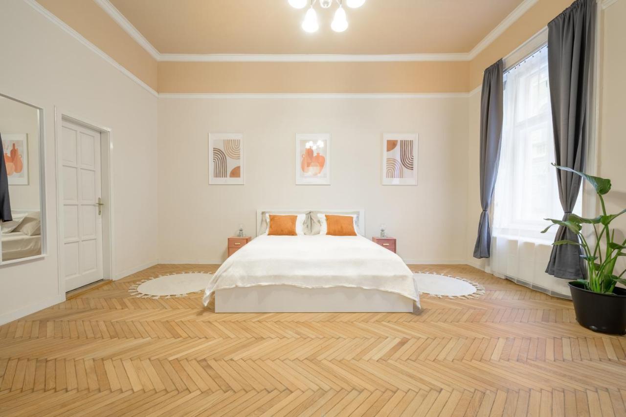 Best Seasons La Famiglia Budapešť Exteriér fotografie